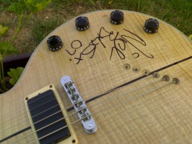 Vláďova kytara podepsaná Nickem Catanesem